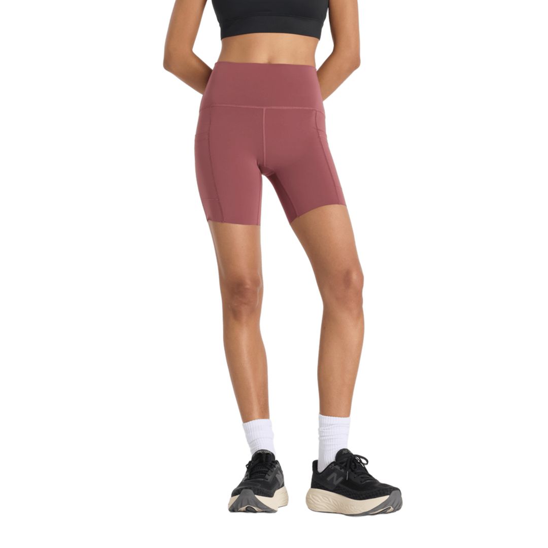 New Balance Sleek Pocket High Rise Short 6" Bekleidung Damen red