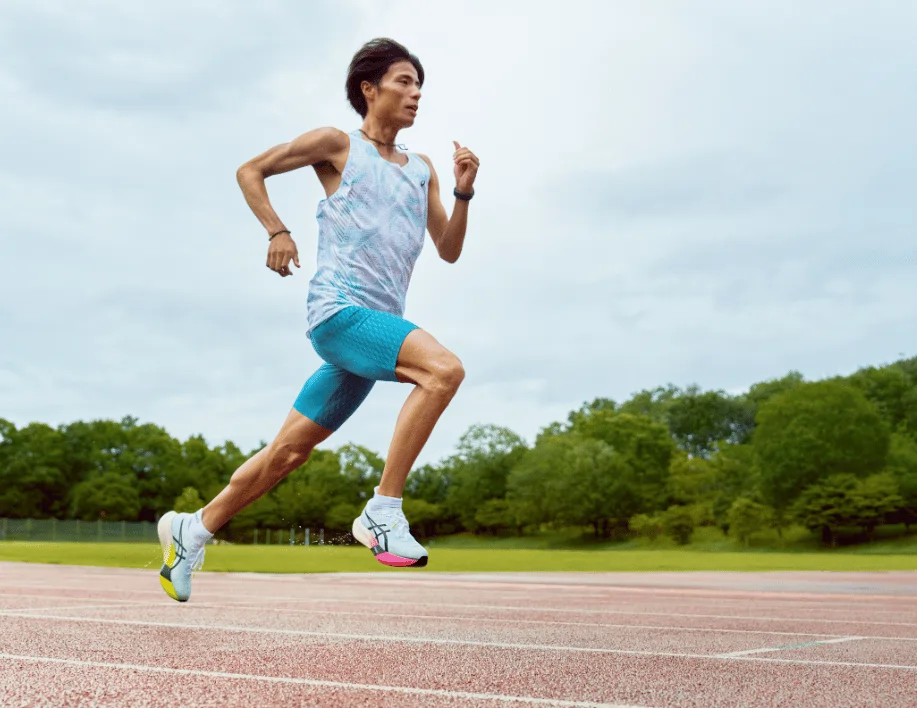 Brooks Ghost 17 Laufschuhe bei einem urbanen Gruppenlauf auf der Stra&szlig;e &ndash; komfortabler Neutral-Laufschuh f&uuml;r t&auml;gliches Training