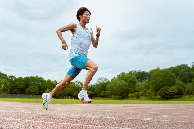 Brooks Ghost 17 Laufschuhe bei einem urbanen Gruppenlauf auf der Stra&szlig;e &ndash; komfortabler Neutral-Laufschuh f&uuml;r t&auml;gliches Training
