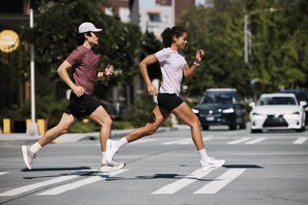 Brooks Ghost 17 Laufschuhe bei einem urbanen Gruppenlauf auf der Stra&szlig;e &ndash; komfortabler Neutral-Laufschuh f&uuml;r t&auml;gliches Training