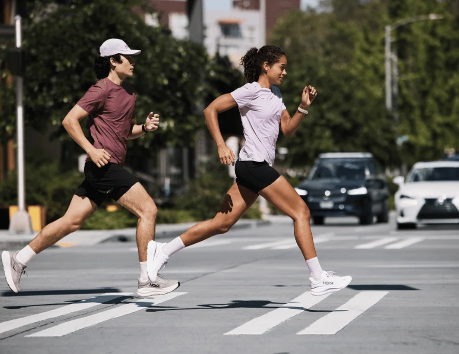 Brooks Ghost 17 Laufschuhe bei einem urbanen Gruppenlauf auf der Stra&szlig;e &ndash; komfortabler Neutral-Laufschuh f&uuml;r t&auml;gliches Training