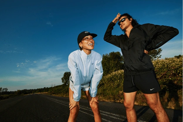 Brooks Ghost 17 – Komfortabler Laufschuh für tägliche Laufeinheiten in der Stadt Brooks Ghost 17 Laufschuhe bei einem urbanen Gruppenlauf auf der Straße – komfortabler Neutral-Laufschuh für tägliches Training