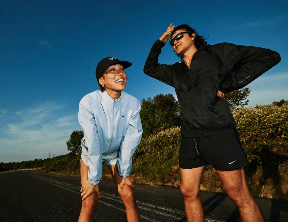 Brooks Ghost 17 – Komfortabler Laufschuh für tägliche Laufeinheiten in der Stadt Brooks Ghost 17 Laufschuhe bei einem urbanen Gruppenlauf auf der Straße – komfortabler Neutral-Laufschuh für tägliches Training